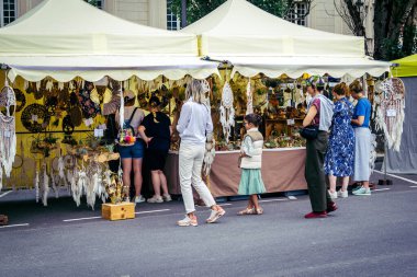 Reims, Fransa, 31 Mayıs 2025 Turistler, Jean d 'Arc önderliğindeki Charles VII' nin taç giyme törenine 17 Temmuz 1429 'da Reims Katedrali' nde katıldılar..