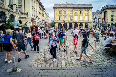 Reims, Fransa, 31 Mayıs 2025 Turistler, Jean d 'Arc önderliğindeki Charles VII' nin taç giyme törenine 17 Temmuz 1429 'da Reims Katedrali' nde katıldılar..