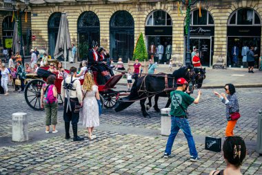Reims, Fransa, 31 Mayıs 2025 Turistler, Jean d 'Arc önderliğindeki Charles VII' nin taç giyme törenine 17 Temmuz 1429 'da Reims Katedrali' nde katıldılar..