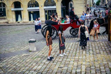 Reims, Fransa, 31 Mayıs 2025 Turistler, Jean d 'Arc önderliğindeki Charles VII' nin taç giyme törenine 17 Temmuz 1429 'da Reims Katedrali' nde katıldılar..