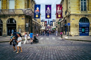 Reims, Fransa, 31 Mayıs 2025 Turistler, Jean d 'Arc önderliğindeki Charles VII' nin taç giyme törenine 17 Temmuz 1429 'da Reims Katedrali' nde katıldılar..