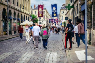 Reims, Fransa, 31 Mayıs 2025 Turistler, Jean d 'Arc önderliğindeki Charles VII' nin taç giyme törenine 17 Temmuz 1429 'da Reims Katedrali' nde katıldılar..