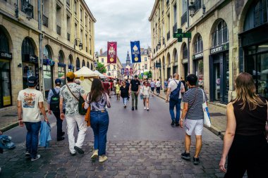 Reims, Fransa, 31 Mayıs 2025 Turistler, Jean d 'Arc önderliğindeki Charles VII' nin taç giyme törenine 17 Temmuz 1429 'da Reims Katedrali' nde katıldılar..