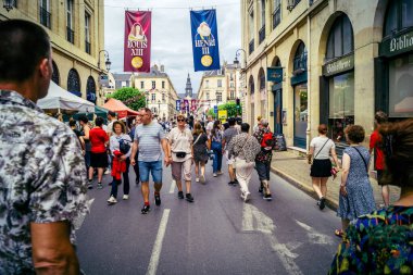 Reims, Fransa, 31 Mayıs 2025 Turistler, Jean d 'Arc önderliğindeki Charles VII' nin taç giyme törenine 17 Temmuz 1429 'da Reims Katedrali' nde katıldılar..
