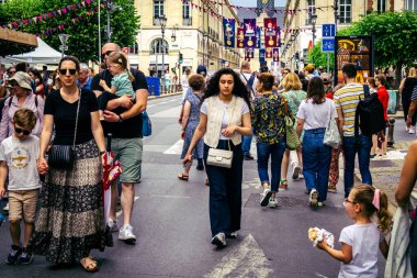 Reims, Fransa, 31 Mayıs 2025 Turistler, Jean d 'Arc önderliğindeki Charles VII' nin taç giyme törenine 17 Temmuz 1429 'da Reims Katedrali' nde katıldılar..