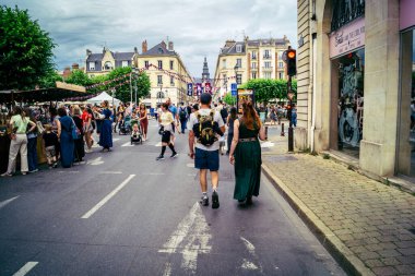 Reims, Fransa, 31 Mayıs 2025 Turistler, Jean d 'Arc önderliğindeki Charles VII' nin taç giyme törenine 17 Temmuz 1429 'da Reims Katedrali' nde katıldılar..