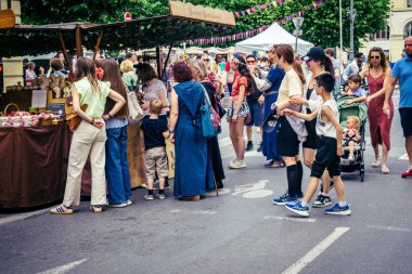 Reims, Fransa, 31 Mayıs 2025 Turistler, Jean d 'Arc önderliğindeki Charles VII' nin taç giyme törenine 17 Temmuz 1429 'da Reims Katedrali' nde katıldılar..