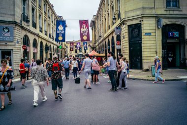 Reims, Fransa, 31 Mayıs 2025 Turistler, Jean d 'Arc önderliğindeki Charles VII' nin taç giyme törenine 17 Temmuz 1429 'da Reims Katedrali' nde katıldılar..