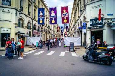 Reims, Fransa, 31 Mayıs 2025 Turistler, Jean d 'Arc önderliğindeki Charles VII' nin taç giyme törenine 17 Temmuz 1429 'da Reims Katedrali' nde katıldılar..