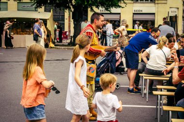 Reims, Fransa, 31 Mayıs 2025 Turistler, Jean d 'Arc önderliğindeki Charles VII' nin taç giyme törenine 17 Temmuz 1429 'da Reims Katedrali' nde katıldılar..