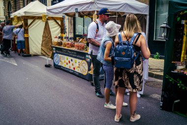 Reims, Fransa, 31 Mayıs 2025 Turistler, Jean d 'Arc önderliğindeki Charles VII' nin taç giyme törenine 17 Temmuz 1429 'da Reims Katedrali' nde katıldılar..