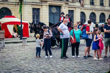 Reims, Fransa, 31 Mayıs 2025 Turistler, Jean d 'Arc önderliğindeki Charles VII' nin taç giyme törenine 17 Temmuz 1429 'da Reims Katedrali' nde katıldılar..