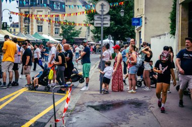 Reims, Fransa, 31 Mayıs 2025 Turistler, Jean d 'Arc önderliğindeki Charles VII' nin taç giyme törenine 17 Temmuz 1429 'da Reims Katedrali' nde katıldılar..