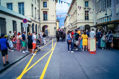 Reims, Fransa, 31 Mayıs 2025 Turistler, Jean d 'Arc önderliğindeki Charles VII' nin taç giyme törenine 17 Temmuz 1429 'da Reims Katedrali' nde katıldılar..