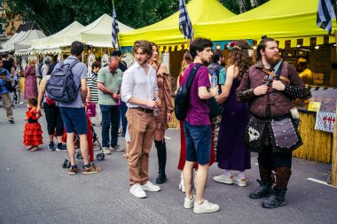 Reims, Fransa, 31 Mayıs 2025 Turistler, Jean d 'Arc önderliğindeki Charles VII' nin taç giyme törenine 17 Temmuz 1429 'da Reims Katedrali' nde katıldılar..