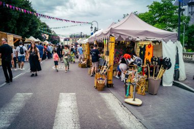 Reims, Fransa, 31 Mayıs 2025 Turistler, Jean d 'Arc önderliğindeki Charles VII' nin taç giyme törenine 17 Temmuz 1429 'da Reims Katedrali' nde katıldılar..