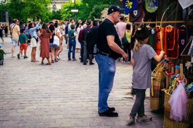 Reims, Fransa, 31 Mayıs 2025 Turistler, Jean d 'Arc önderliğindeki Charles VII' nin taç giyme törenine 17 Temmuz 1429 'da Reims Katedrali' nde katıldılar..