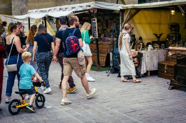 Reims, Fransa, 31 Mayıs 2025 Turistler, Jean d 'Arc önderliğindeki Charles VII' nin taç giyme törenine 17 Temmuz 1429 'da Reims Katedrali' nde katıldılar..