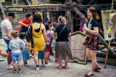 Reims, Fransa, 31 Mayıs 2025 Turistler, Jean d 'Arc önderliğindeki Charles VII' nin taç giyme törenine 17 Temmuz 1429 'da Reims Katedrali' nde katıldılar..