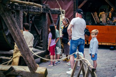 Reims, Fransa, 31 Mayıs 2025 Turistler, Jean d 'Arc önderliğindeki Charles VII' nin taç giyme törenine 17 Temmuz 1429 'da Reims Katedrali' nde katıldılar..