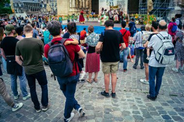 Reims, Fransa, 31 Mayıs 2025 Turistler, Jean d 'Arc önderliğindeki Charles VII' nin taç giyme törenine 17 Temmuz 1429 'da Reims Katedrali' nde katıldılar..