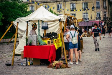Reims, Fransa, 31 Mayıs 2025 Eğlence, Jean d 'Arc önderliğindeki Charles VII' nin taç giyme töreninde 17 Temmuz 1429 'da Reims' de gerçekleşti..