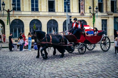 Reims, Fransa, 31 Mayıs 2025 Eğlence, Jean d 'Arc önderliğindeki Charles VII' nin taç giyme töreninde 17 Temmuz 1429 'da Reims' de gerçekleşti..