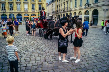 Reims, Fransa, 31 Mayıs 2025 Eğlence, Jean d 'Arc önderliğindeki Charles VII' nin taç giyme töreninde 17 Temmuz 1429 'da Reims' de gerçekleşti..