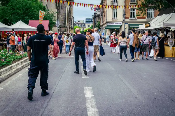 Reims, Fransa, 31 Mayıs 2025 Turistler, Jean d 'Arc önderliğindeki Charles VII' nin taç giyme törenine 17 Temmuz 1429 'da Reims Katedrali' nde katıldılar..