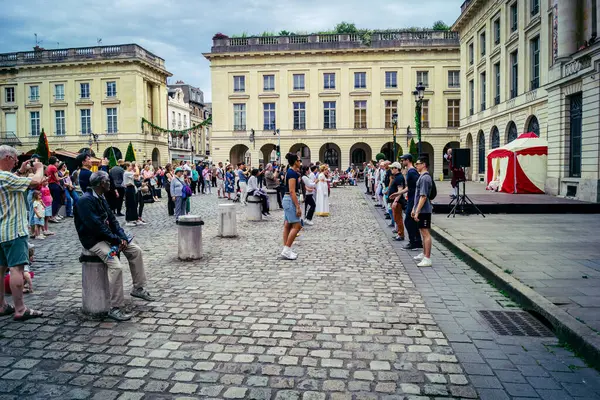 Reims, Fransa, 31 Mayıs 2025 Turistler, Jean d 'Arc önderliğindeki Charles VII' nin taç giyme törenine 17 Temmuz 1429 'da Reims Katedrali' nde katıldılar..
