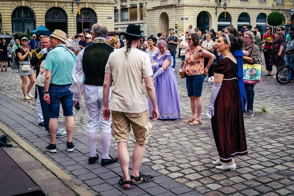 Reims, Fransa, 31 Mayıs 2025 Turistler, Jean d 'Arc önderliğindeki Charles VII' nin taç giyme törenine 17 Temmuz 1429 'da Reims Katedrali' nde katıldılar..