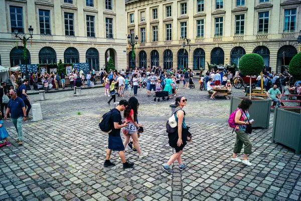 Reims, Fransa, 31 Mayıs 2025 Turistler, Jean d 'Arc önderliğindeki Charles VII' nin taç giyme törenine 17 Temmuz 1429 'da Reims Katedrali' nde katıldılar..