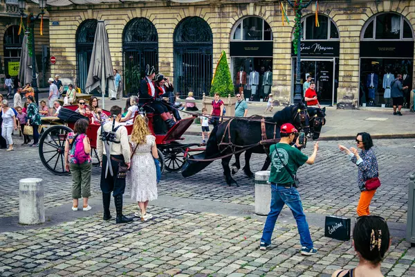 Reims, Fransa, 31 Mayıs 2025 Turistler, Jean d 'Arc önderliğindeki Charles VII' nin taç giyme törenine 17 Temmuz 1429 'da Reims Katedrali' nde katıldılar..