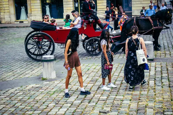 Reims, Fransa, 31 Mayıs 2025 Turistler, Jean d 'Arc önderliğindeki Charles VII' nin taç giyme törenine 17 Temmuz 1429 'da Reims Katedrali' nde katıldılar..