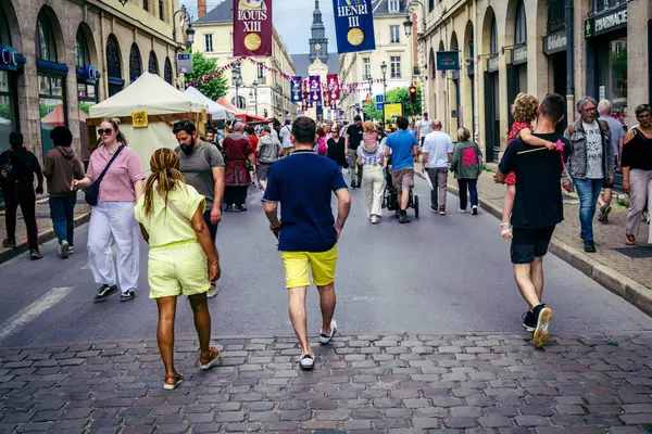 Reims, Fransa, 31 Mayıs 2025 Turistler, Jean d 'Arc önderliğindeki Charles VII' nin taç giyme törenine 17 Temmuz 1429 'da Reims Katedrali' nde katıldılar..