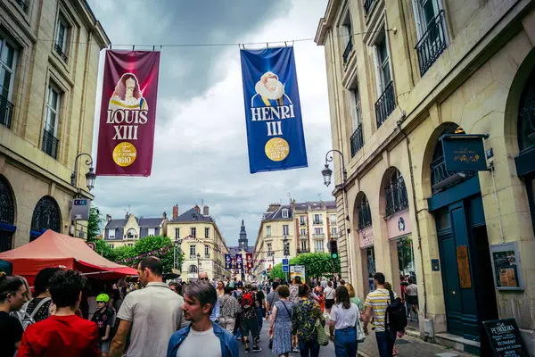 Reims, Fransa, 31 Mayıs 2025 Turistler, Jean d 'Arc önderliğindeki Charles VII' nin taç giyme törenine 17 Temmuz 1429 'da Reims Katedrali' nde katıldılar..