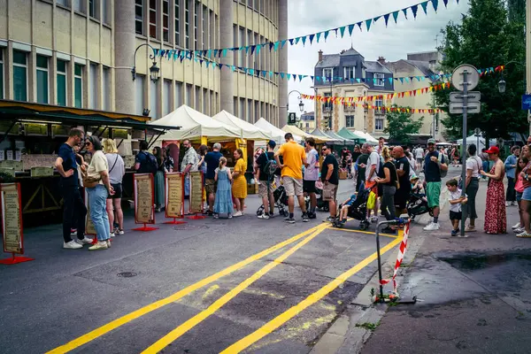 Reims, Fransa, 31 Mayıs 2025 Turistler, Jean d 'Arc önderliğindeki Charles VII' nin taç giyme törenine 17 Temmuz 1429 'da Reims Katedrali' nde katıldılar..