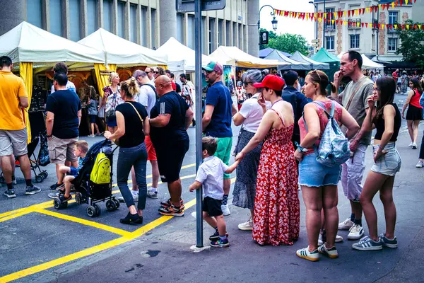 Reims, Fransa, 31 Mayıs 2025 Turistler, Jean d 'Arc önderliğindeki Charles VII' nin taç giyme törenine 17 Temmuz 1429 'da Reims Katedrali' nde katıldılar..