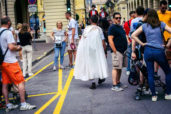 Reims, Fransa, 31 Mayıs 2025 Turistler, Jean d 'Arc önderliğindeki Charles VII' nin taç giyme törenine 17 Temmuz 1429 'da Reims Katedrali' nde katıldılar..