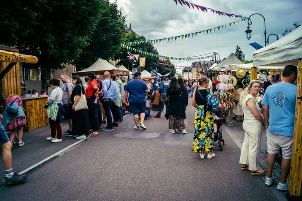 Reims, Fransa, 31 Mayıs 2025 Turistler, Jean d 'Arc önderliğindeki Charles VII' nin taç giyme törenine 17 Temmuz 1429 'da Reims Katedrali' nde katıldılar..