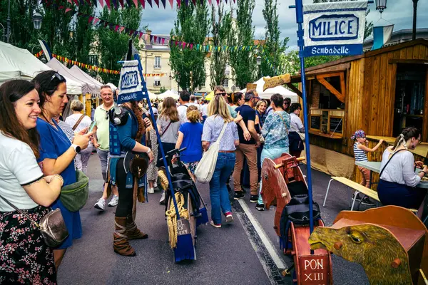 Reims, Fransa, 31 Mayıs 2025 Turistler, Jean d 'Arc önderliğindeki Charles VII' nin taç giyme törenine 17 Temmuz 1429 'da Reims Katedrali' nde katıldılar..