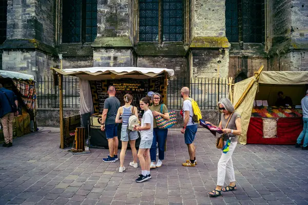 Reims, Fransa, 31 Mayıs 2025 Turistler, Jean d 'Arc önderliğindeki Charles VII' nin taç giyme törenine 17 Temmuz 1429 'da Reims Katedrali' nde katıldılar..