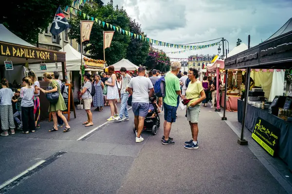 Reims, Fransa, 31 Mayıs 2025 Turistler, Jean d 'Arc önderliğindeki Charles VII' nin taç giyme törenine 17 Temmuz 1429 'da Reims Katedrali' nde katıldılar..