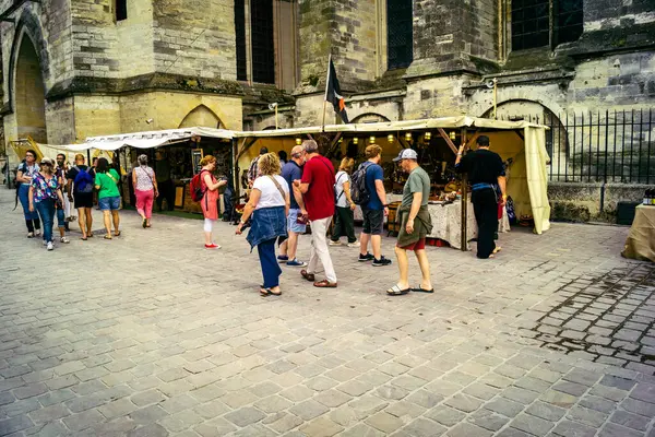 Reims, Fransa, 31 Mayıs 2025 Turistler, Jean d 'Arc önderliğindeki Charles VII' nin taç giyme törenine 17 Temmuz 1429 'da Reims Katedrali' nde katıldılar..