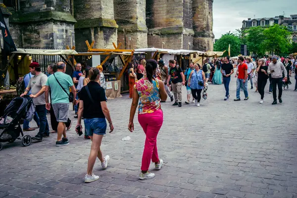 Reims, Fransa, 31 Mayıs 2025 Turistler, Jean d 'Arc önderliğindeki Charles VII' nin taç giyme törenine 17 Temmuz 1429 'da Reims Katedrali' nde katıldılar..