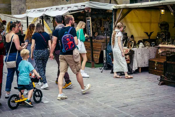 Reims, Fransa, 31 Mayıs 2025 Turistler, Jean d 'Arc önderliğindeki Charles VII' nin taç giyme törenine 17 Temmuz 1429 'da Reims Katedrali' nde katıldılar..
