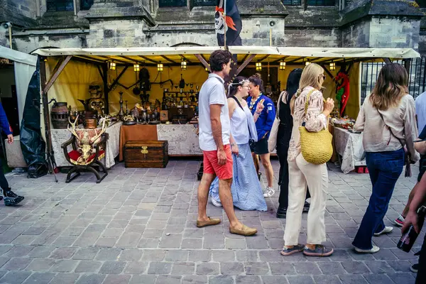 Reims, Fransa, 31 Mayıs 2025 Turistler, Jean d 'Arc önderliğindeki Charles VII' nin taç giyme törenine 17 Temmuz 1429 'da Reims Katedrali' nde katıldılar..