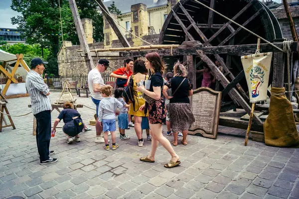 Reims, Fransa, 31 Mayıs 2025 Turistler, Jean d 'Arc önderliğindeki Charles VII' nin taç giyme törenine 17 Temmuz 1429 'da Reims Katedrali' nde katıldılar..