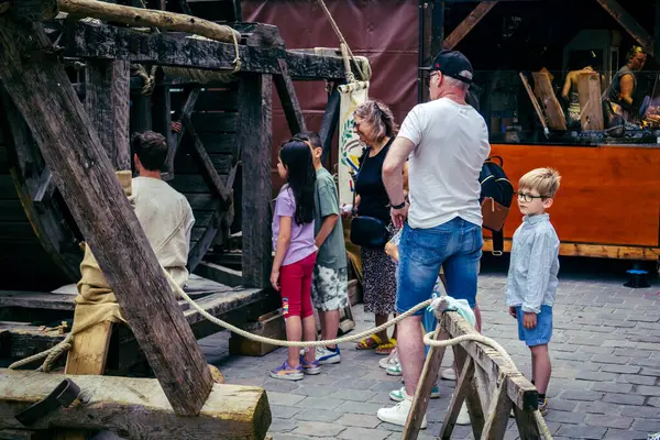 Reims, Fransa, 31 Mayıs 2025 Turistler, Jean d 'Arc önderliğindeki Charles VII' nin taç giyme törenine 17 Temmuz 1429 'da Reims Katedrali' nde katıldılar..