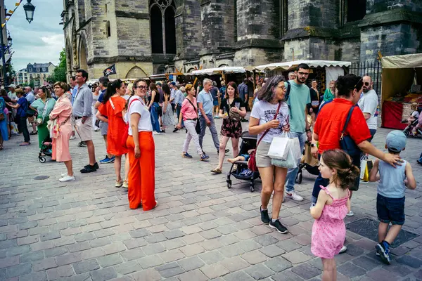 Reims, Fransa, 31 Mayıs 2025 Turistler, Jean d 'Arc önderliğindeki Charles VII' nin taç giyme törenine 17 Temmuz 1429 'da Reims Katedrali' nde katıldılar..